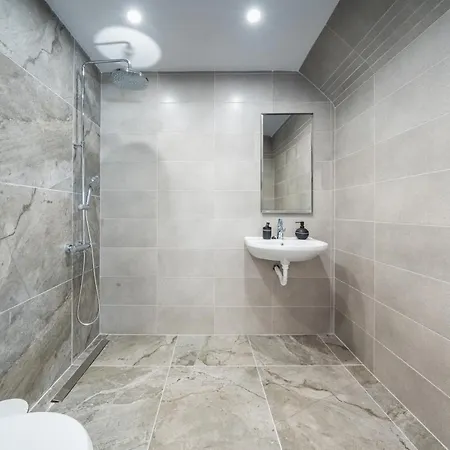 Modern Maisonette - 2 Bedrooms - Terrace - Vitosha View Sófia